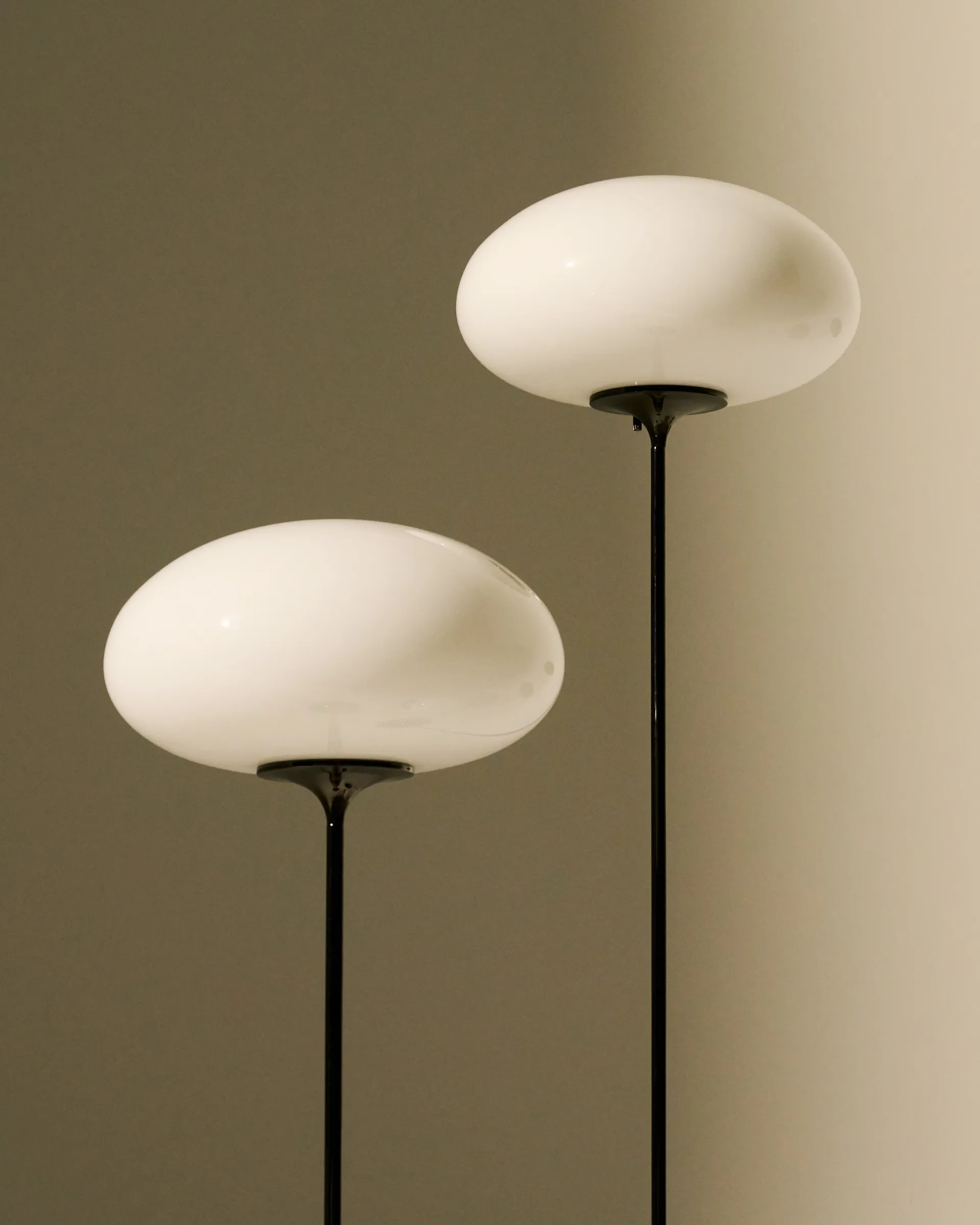 Stemlite golvlampa, Pebble grey-opalglas, 150 cm GUBI