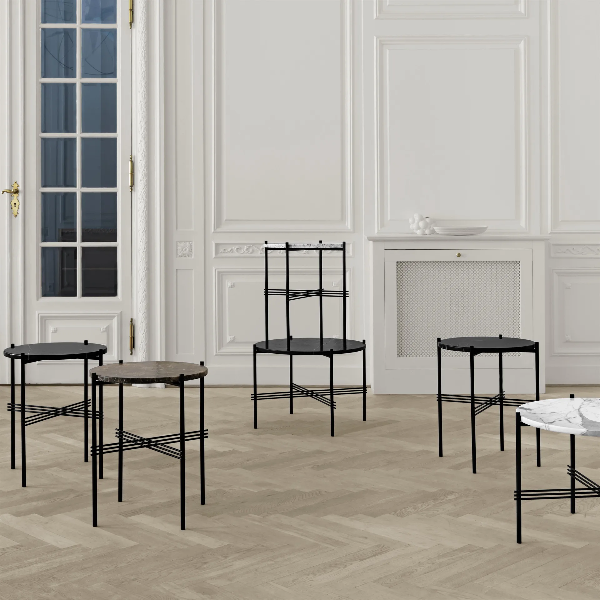 TS bord svarta ben Ø 40 cm, svart marmor GUBI