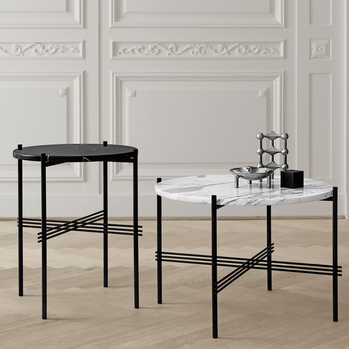 TS Round soffbord, natural white travertine, ø55, mässingsstativ GUBI