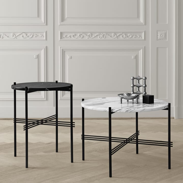 TS soffbord svarta ben Ø 55 cm - vit marmor - GUBI