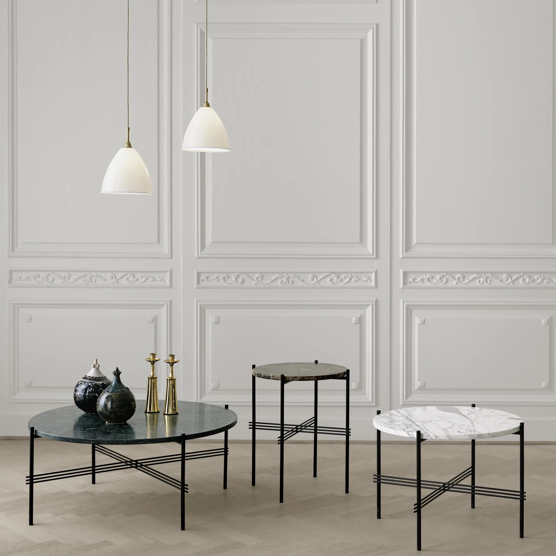 TS soffbord svarta ben Ø 55 cm, vit marmor GUBI