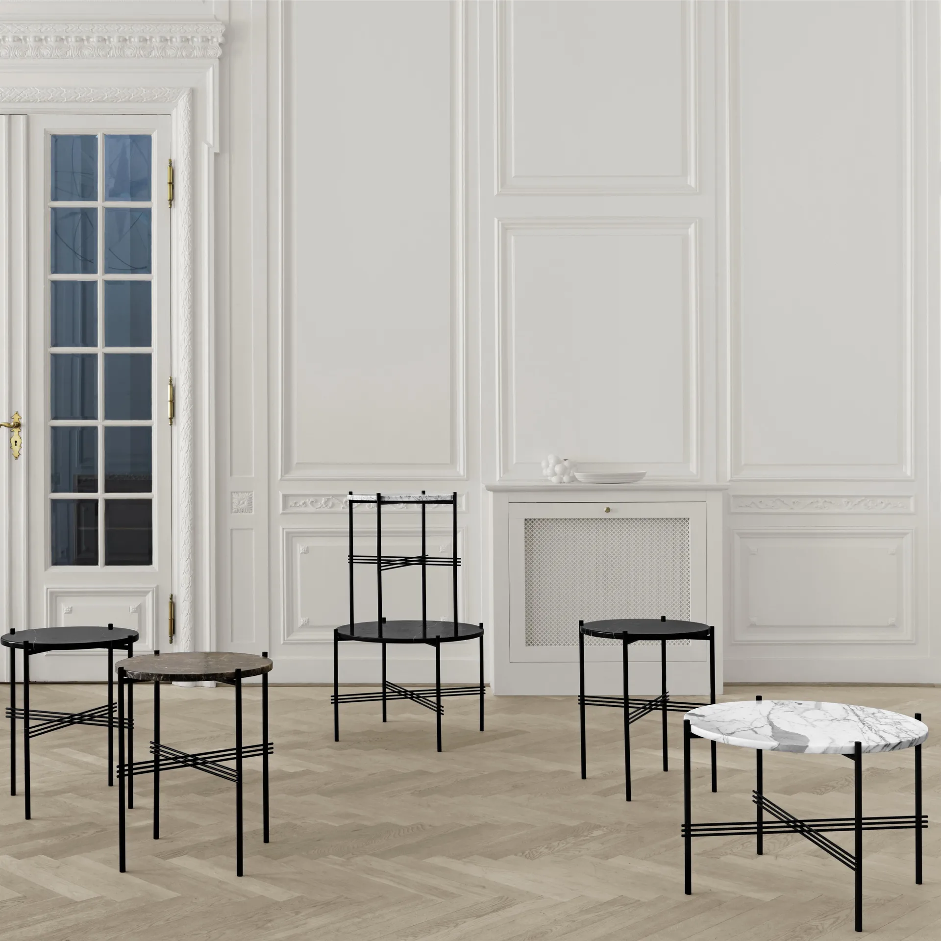 TS soffbord svarta ben Ø 55 cm, vit marmor GUBI