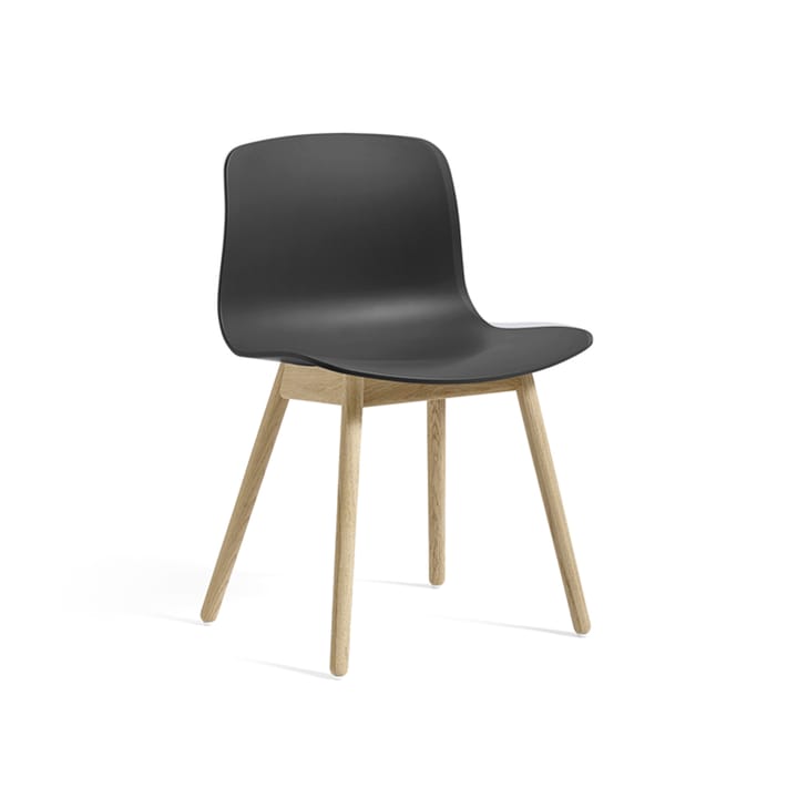 About a Chair 12 stol - soft black, såpade ekben - HAY