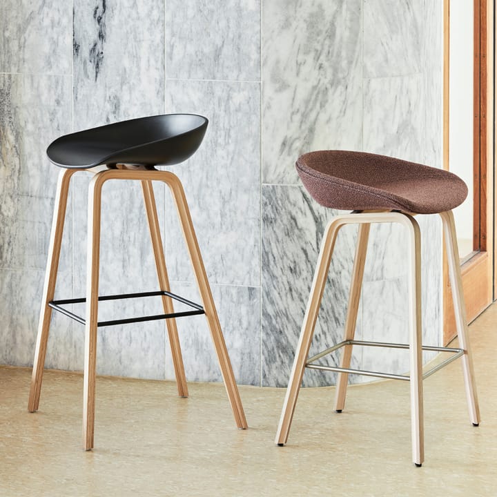 About a Stool 32 High barstol, White-lackad ek-stöd i rostfrittt stål HAY