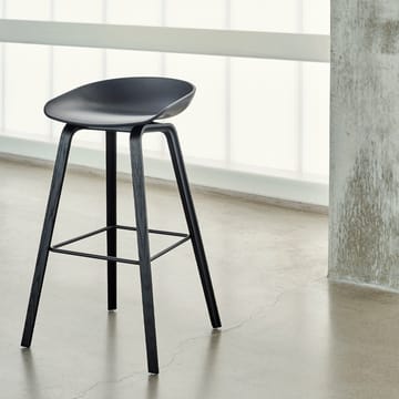 About a Stool 32 High barstol - White-lackad ek-stöd i rostfrittt stål - HAY