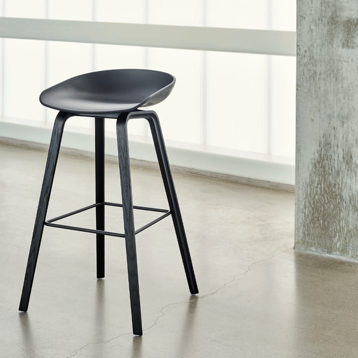 About a Stool 32 High barstol, White-lackad ek-stöd i rostfrittt stål HAY
