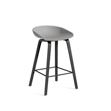 About a Stool 32 Low barstol - Concretegrey-svart stöd o stativ - HAY