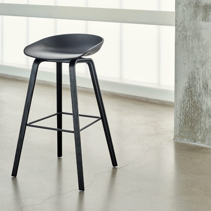 About a Stool 32 Low barstol - Concretegrey-svart stöd o stativ - HAY