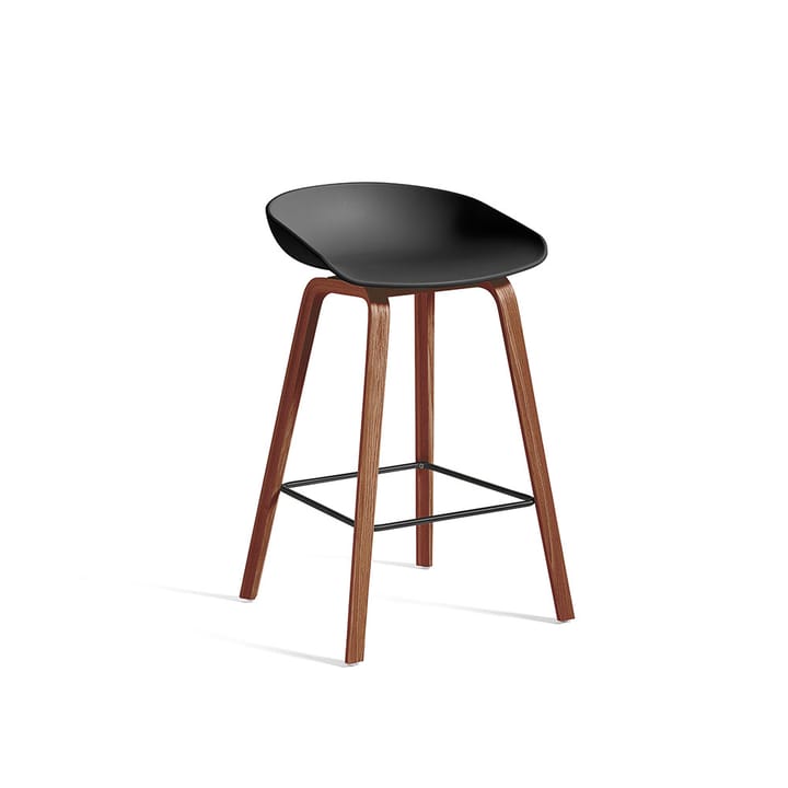 About a Stool 32 Low barstol - soft black, lackat valnötsstativ, svart fotstöd - HAY