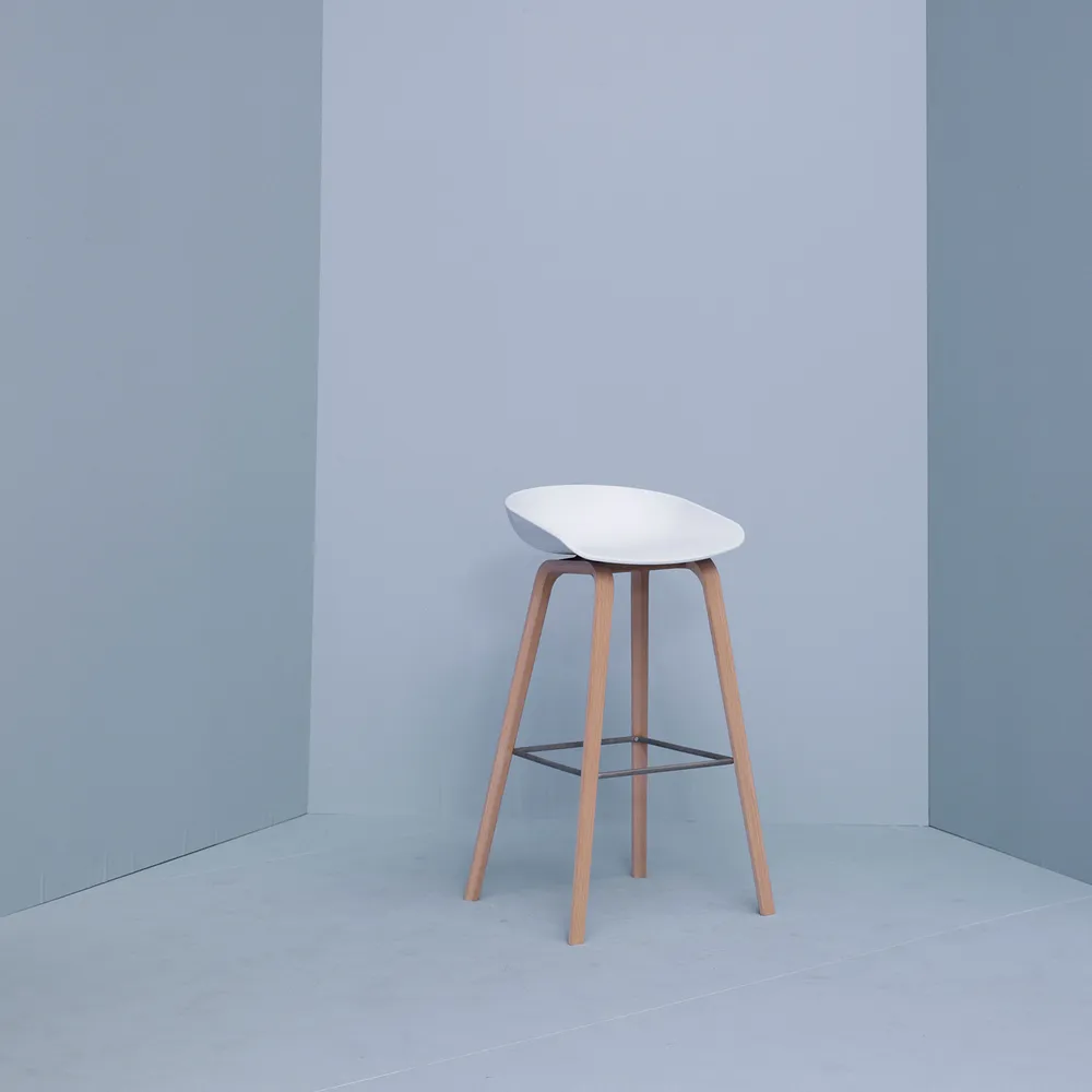 About a Stool 32 Low barstol, White-lackat ekstativ-rostfritt stål HAY