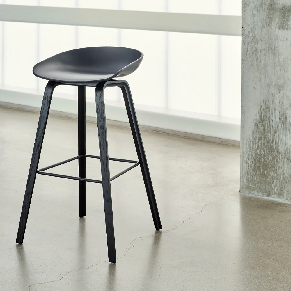 About a Stool 32 Low barstol, White-lackat ekstativ-rostfritt stål HAY