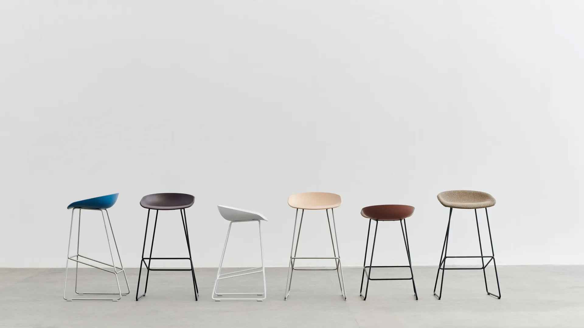 About a Stool 38 Low barstol 2.0, Khaki-rostfritt stålstativ HAY