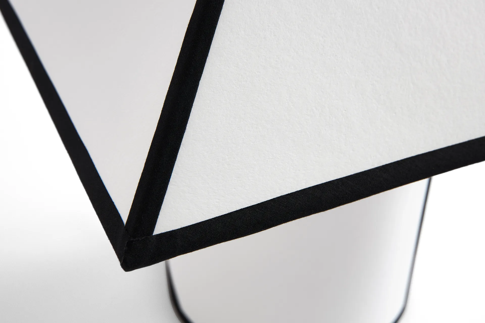 Ava pyramid bordslampa 29 cm, White HAY