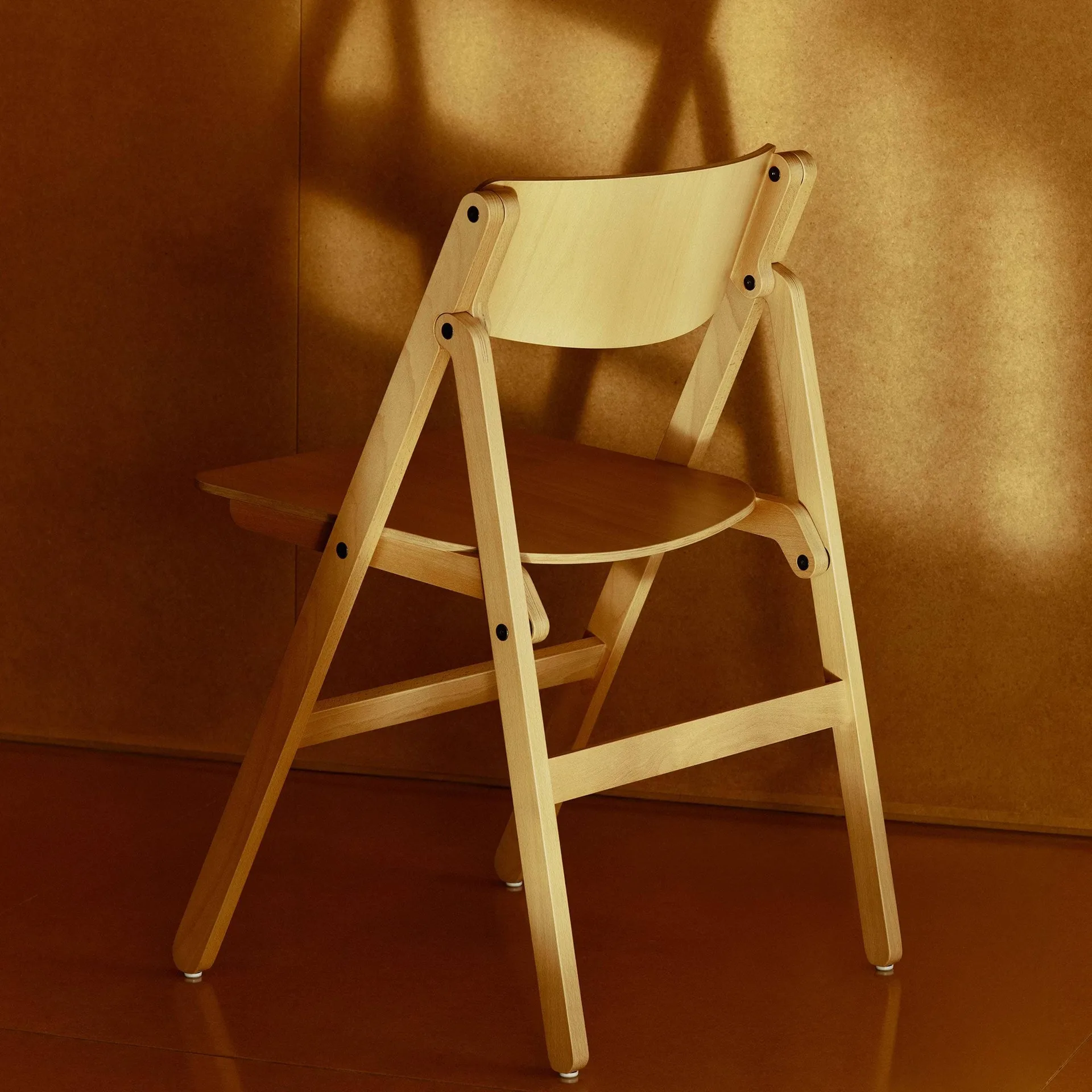 Backflip Chair stol, Golden lackerad bok HAY