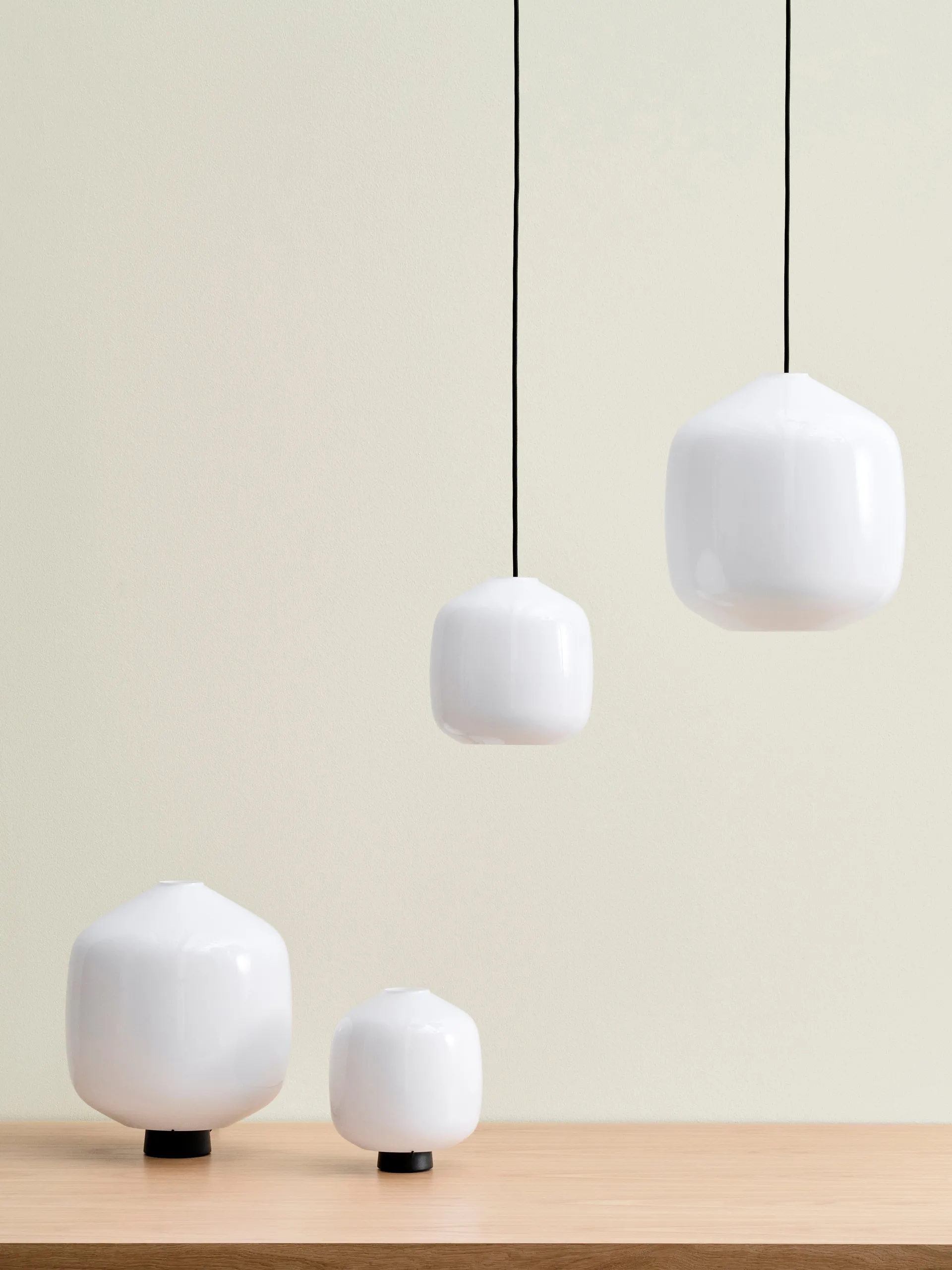 Buoy bordslampa Ø20 cm, Opal glass-soft black HAY