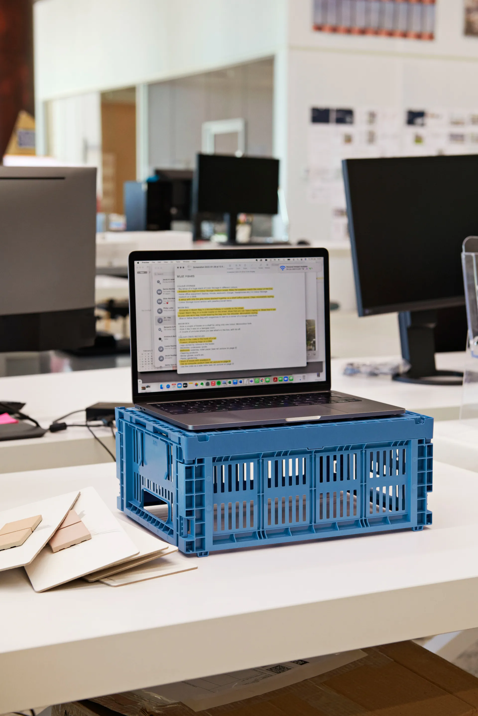 Colour Crate M 26,5x34,5 cm, Electric blue HAY