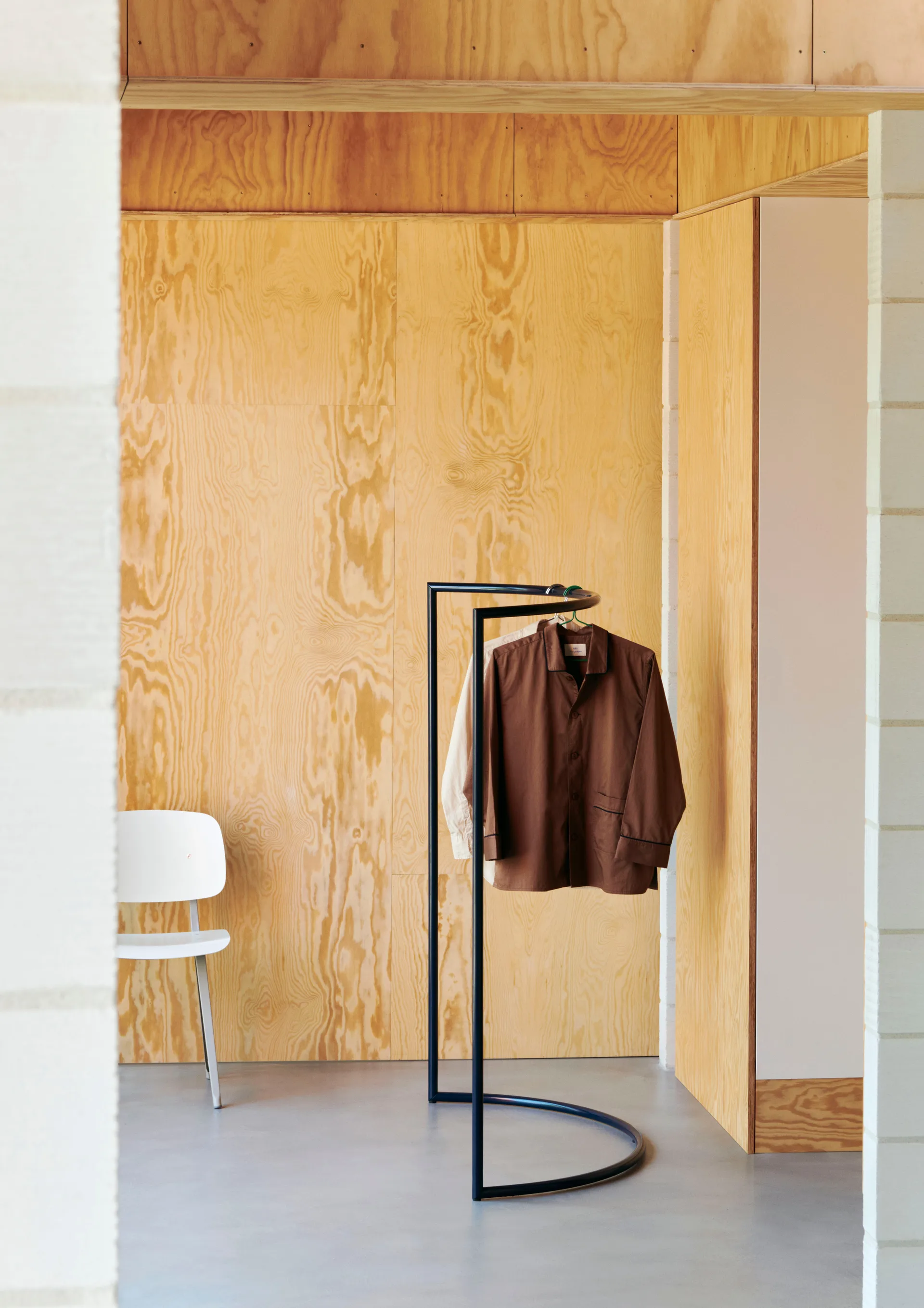 Colour Rack c-shape klädhängare 112x150 cm, Black HAY