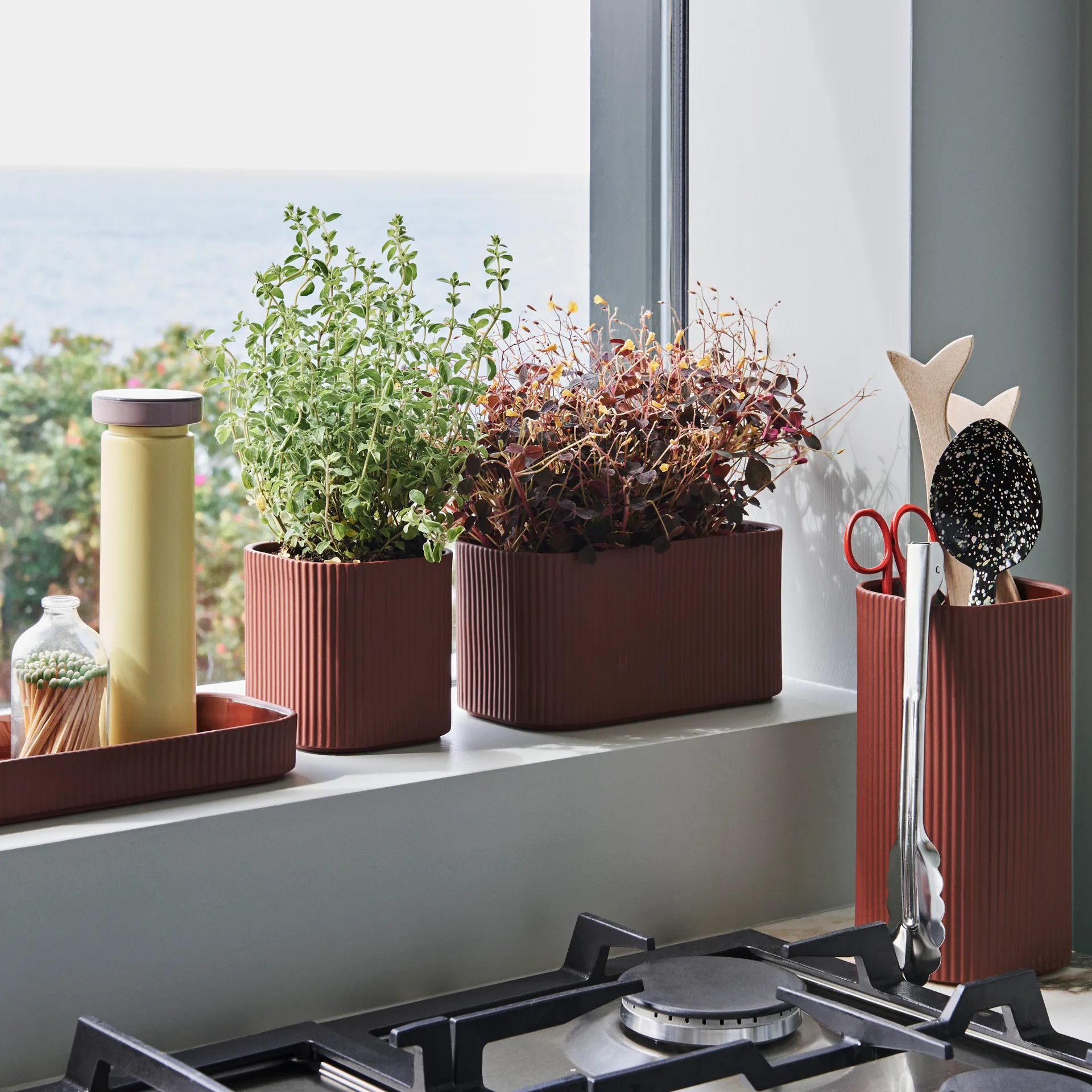 Facade vas 22 cm, Dark terracotta HAY