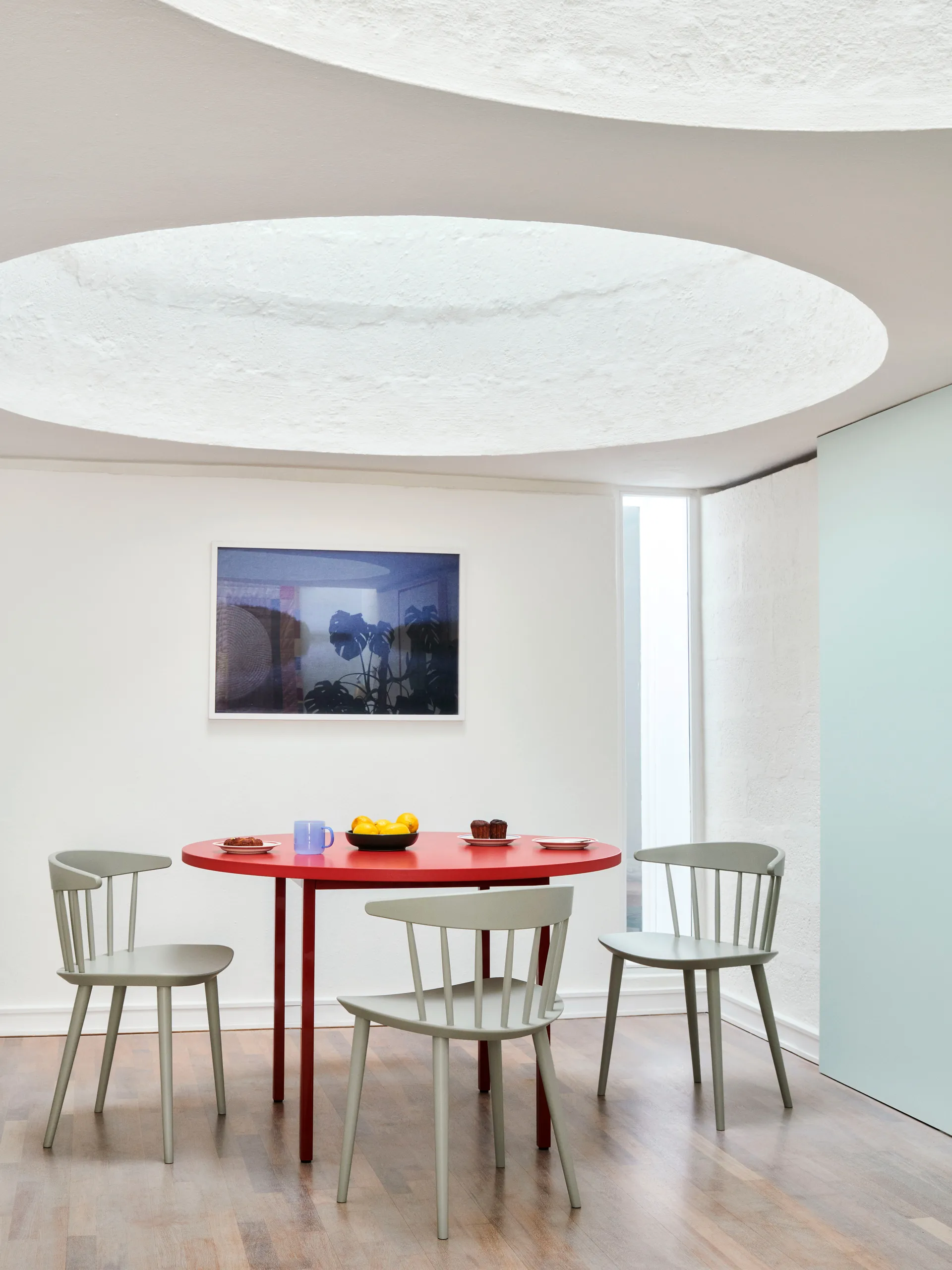 J104 stol, Warm grey lackerad bok HAY