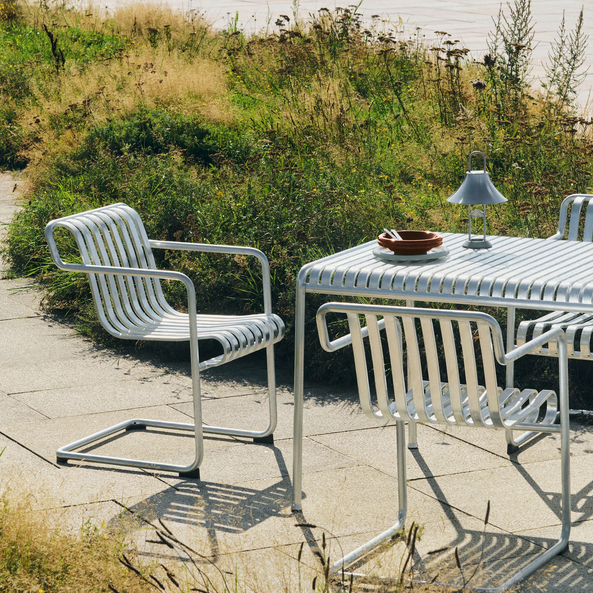 Palissade Cantilever Dining karmstol, Hot galvanised steel HAY