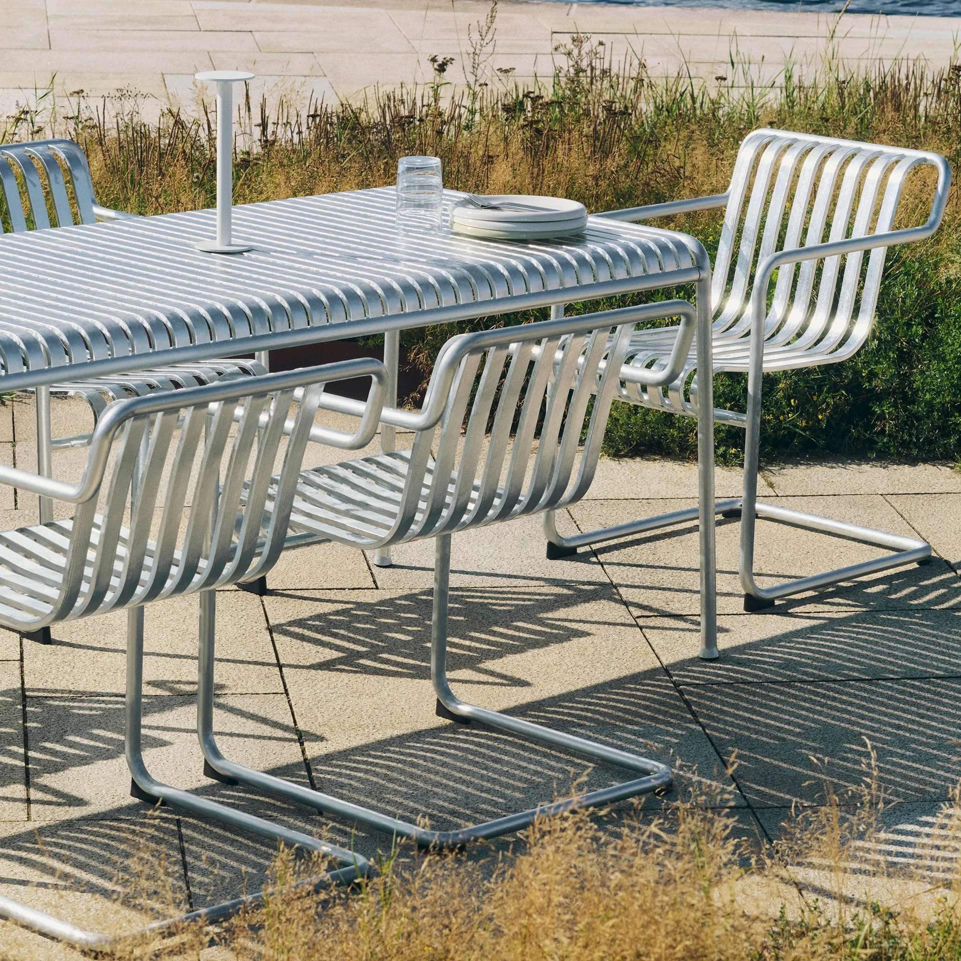 Palissade Cantilever Dining karmstol, Hot galvanised steel HAY