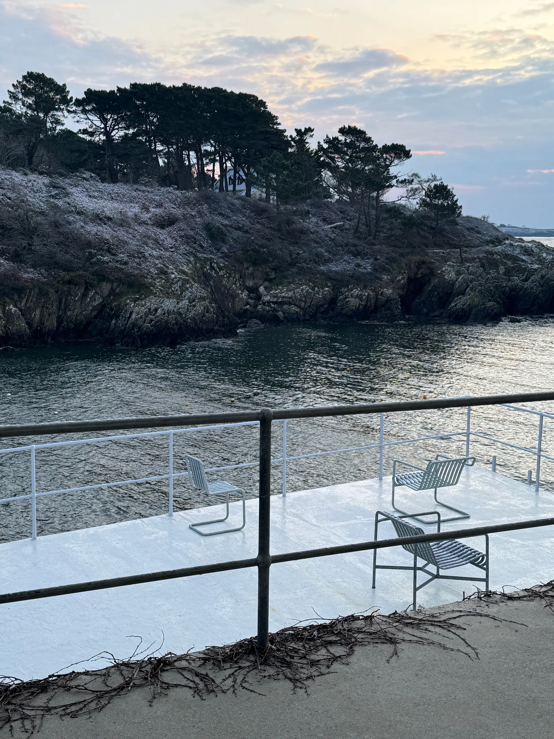 Palissade Cantilever stol, Hot galvanised steel HAY