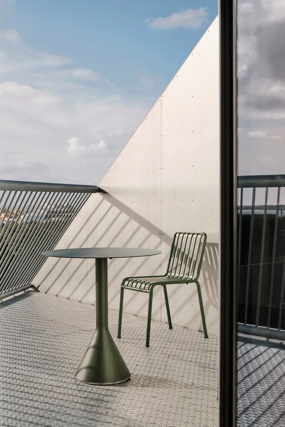 Palissade Cone runt cafébord, Olive, ø70 HAY