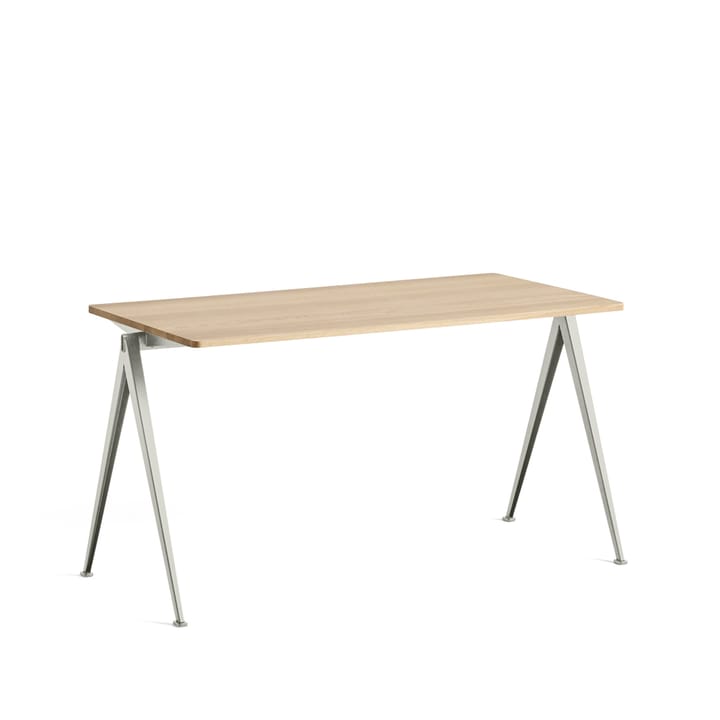 Pyramid 01 skrivbord - oak matt lacqured, 140x65cm, beige stålstativ - HAY