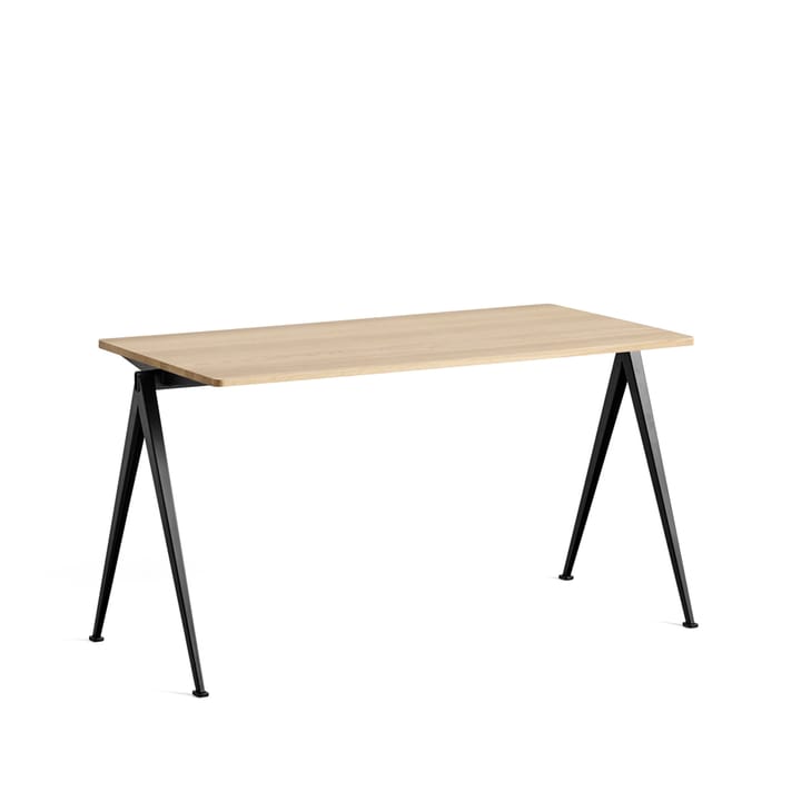 Pyramid 01 skrivbord - oak matt lacqured, 140x65cm, svart stålstativ - HAY