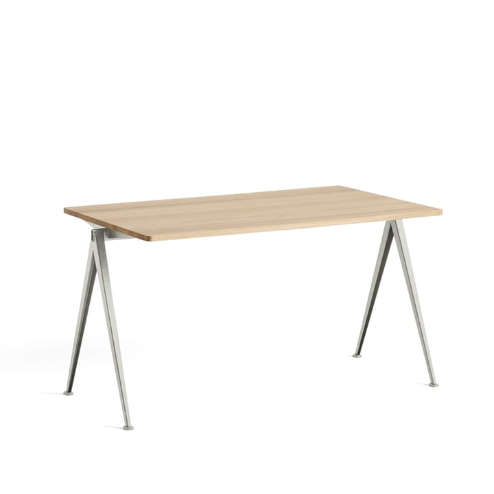 Pyramid 01 skrivbord - oak matt lacqured, 140x75cm, beige stålstativ - HAY