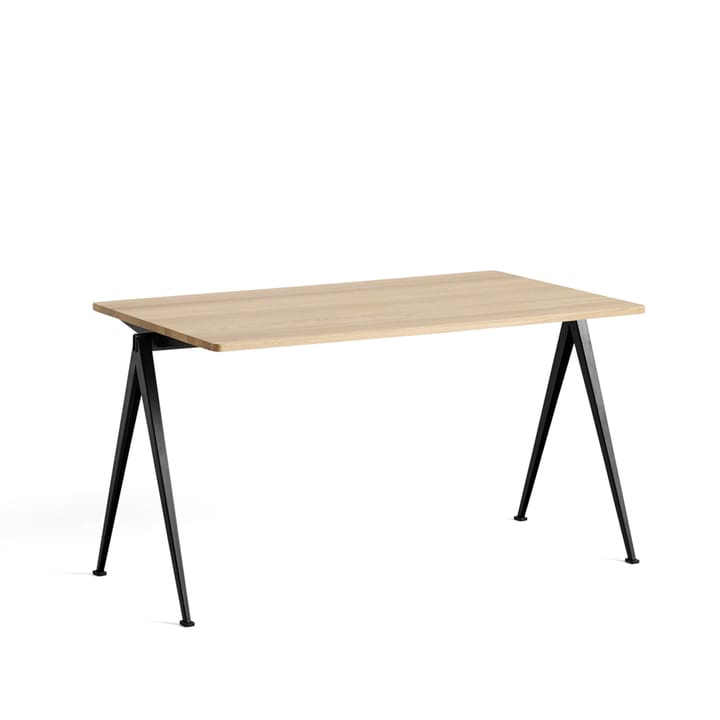 Pyramid 01 skrivbord - oak matt lacqured, 140x75cm, svart stålstativ - HAY