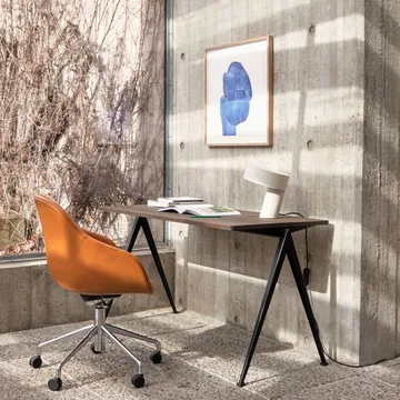 Pyramid 01 skrivbord - oak smoked, 140x65 cm, svart stålstativ - HAY