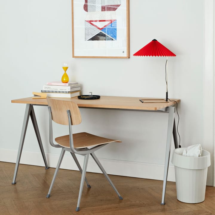 Pyramid 01 skrivbord, oak smoked, 140x65cm, beige stålstativ HAY