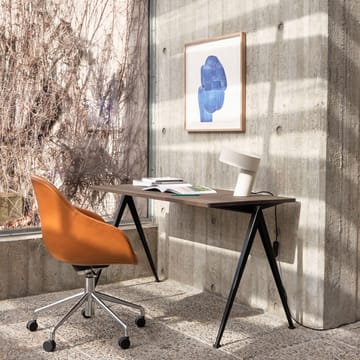 Pyramid 01 skrivbord - oak smoked, 140x65cm, beige stålstativ - HAY