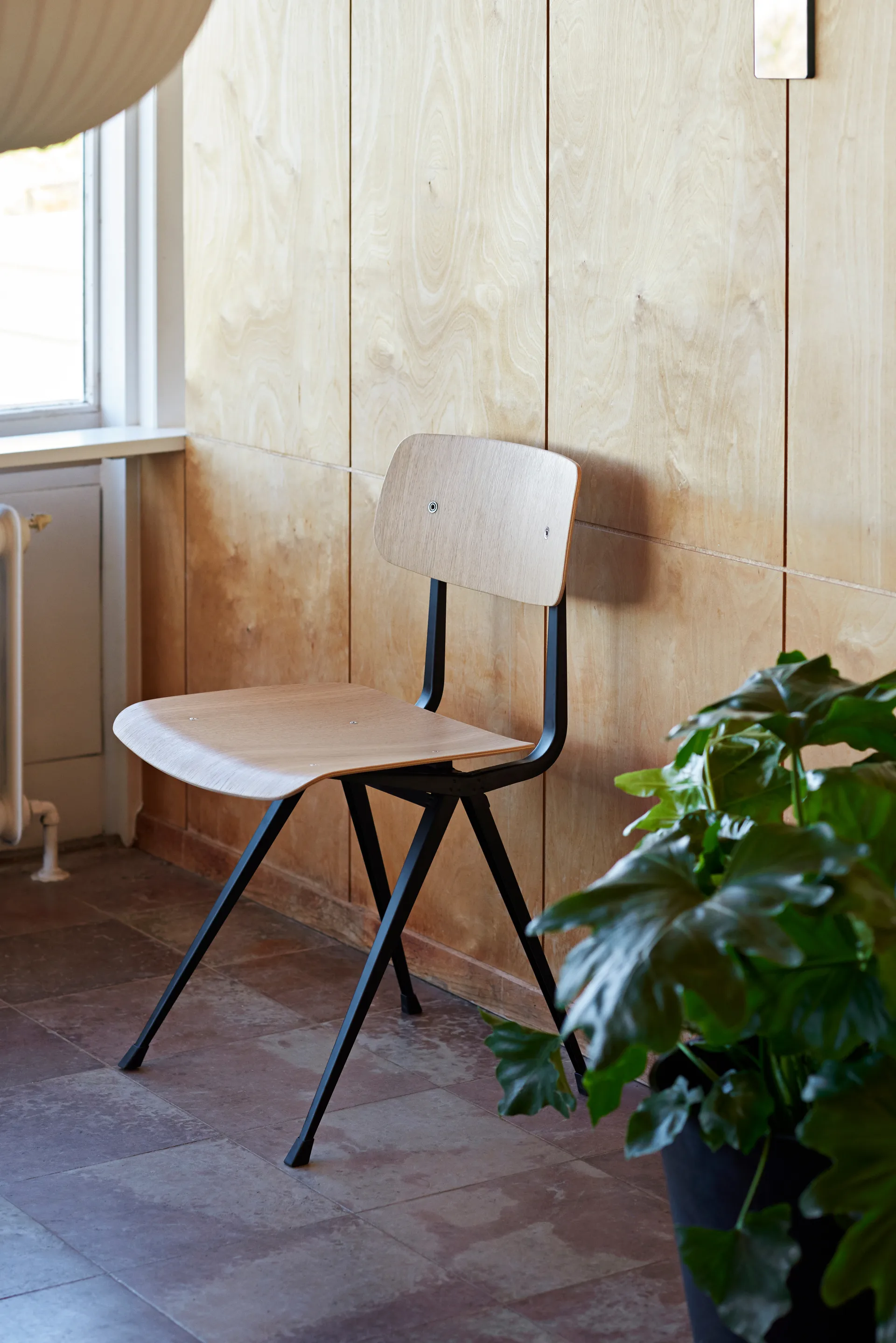 Result stol, Ek-svart stålstativ HAY