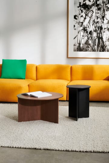 Slit soffbord Ø65 cm - Lacquered walnut - HAY