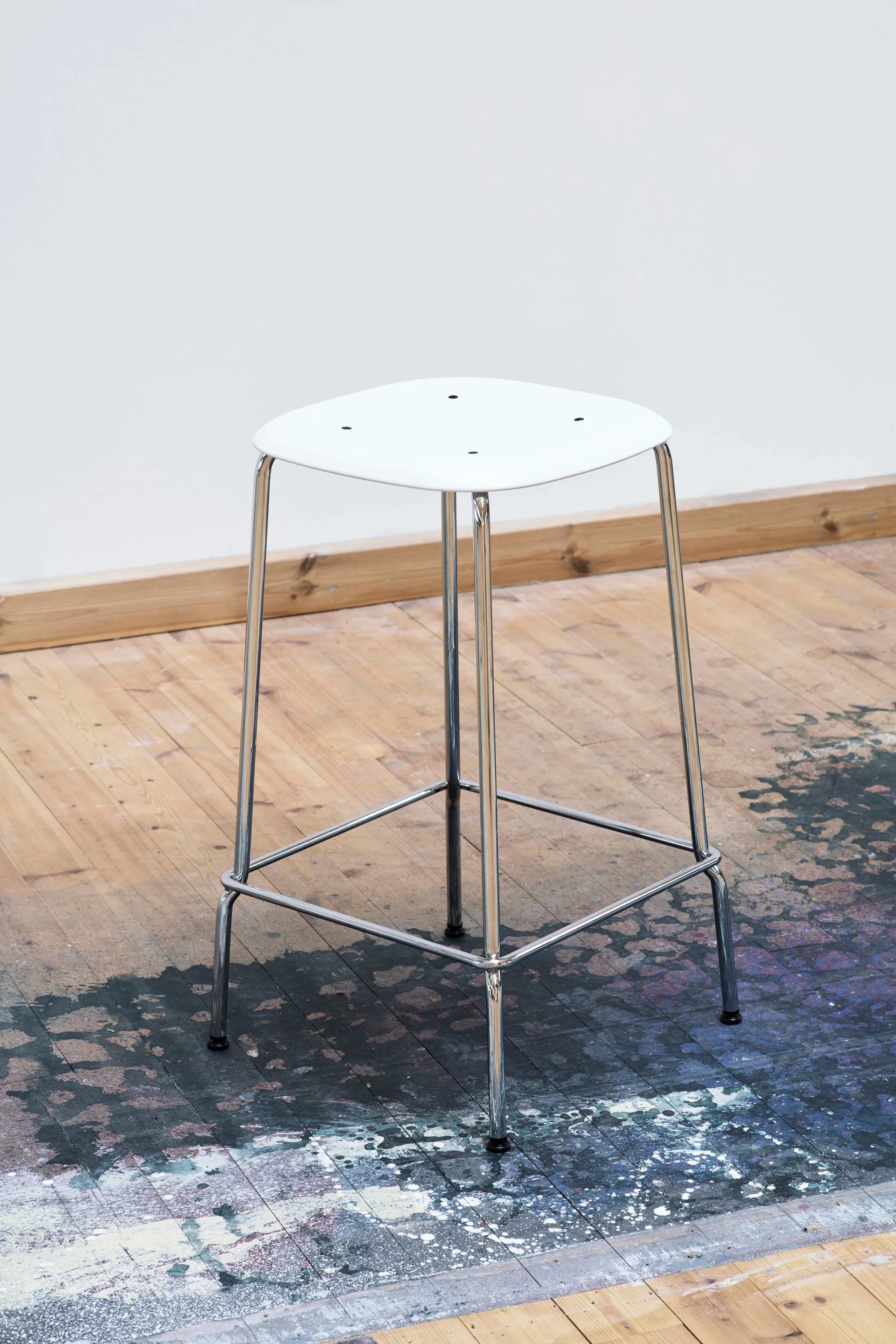 Soft Edge 85 Low barpall, white, krom stålstativ HAY