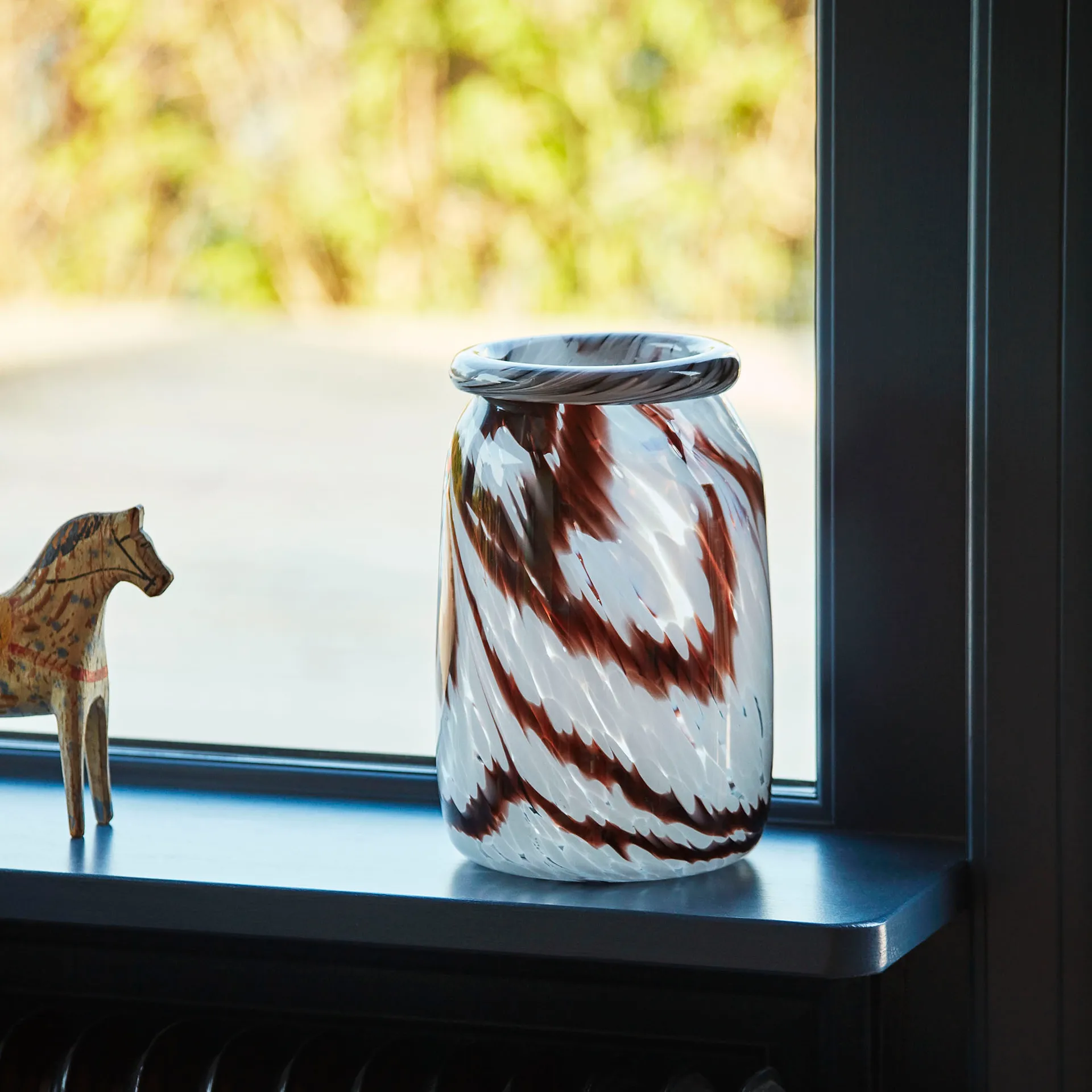 Splash Roll Neck vas L 27 cm, Coffee-white HAY