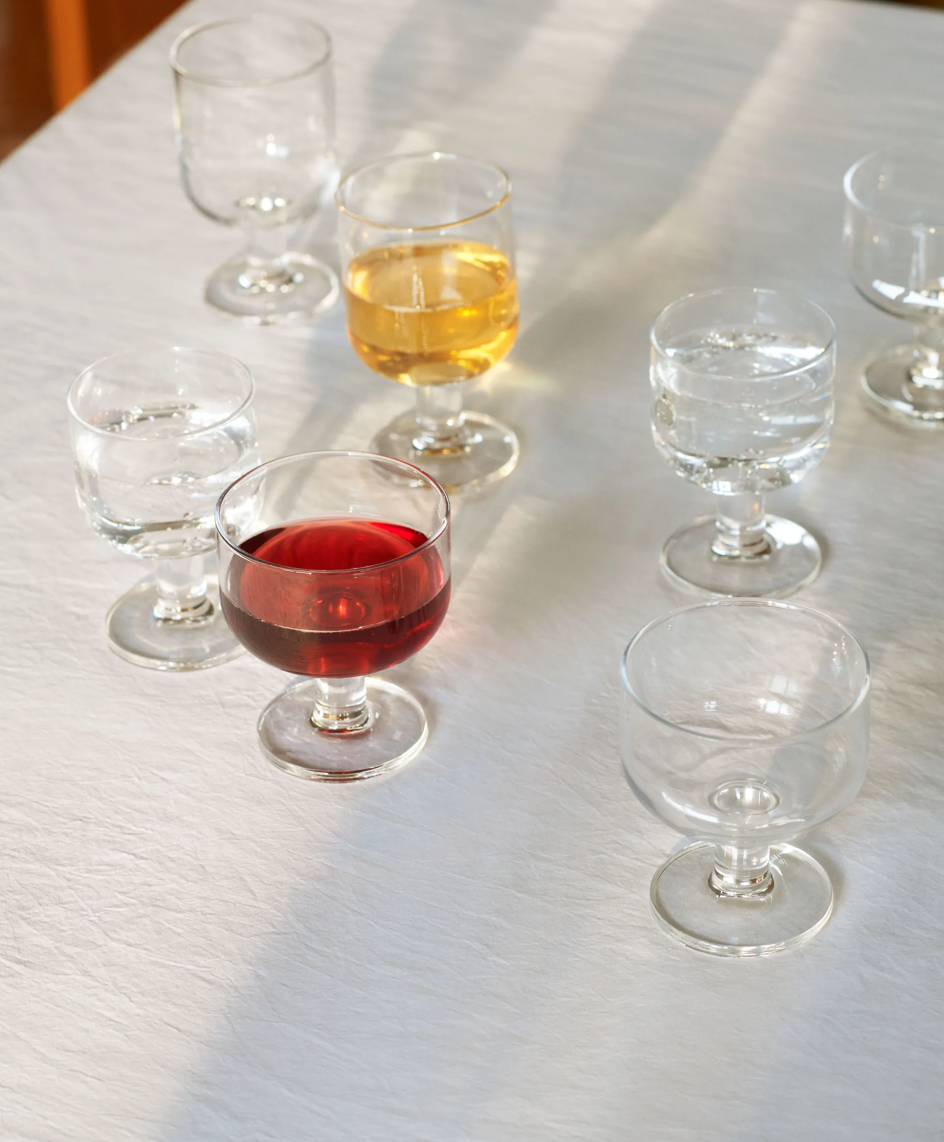 Tavern glas på fot, Wide 24 cl HAY