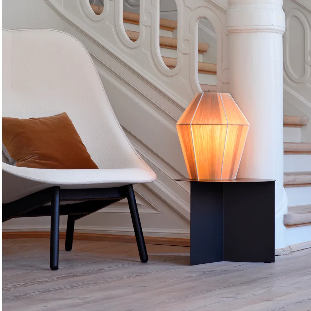 Uchiwa loungefåtölj, Black/white-svart ek-svart läder HAY