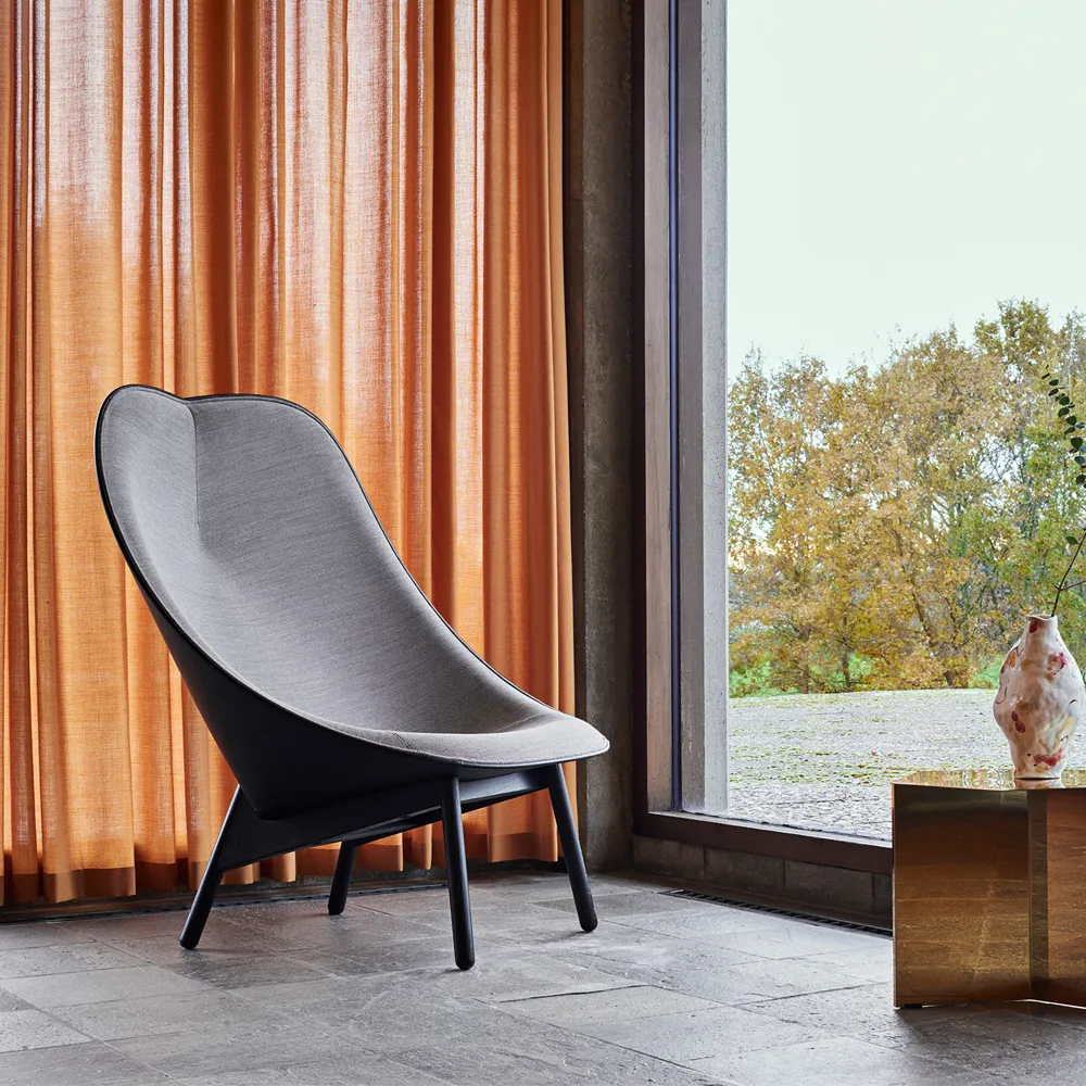 Uchiwa loungefåtölj, Black/white-svart ek-svart läder HAY