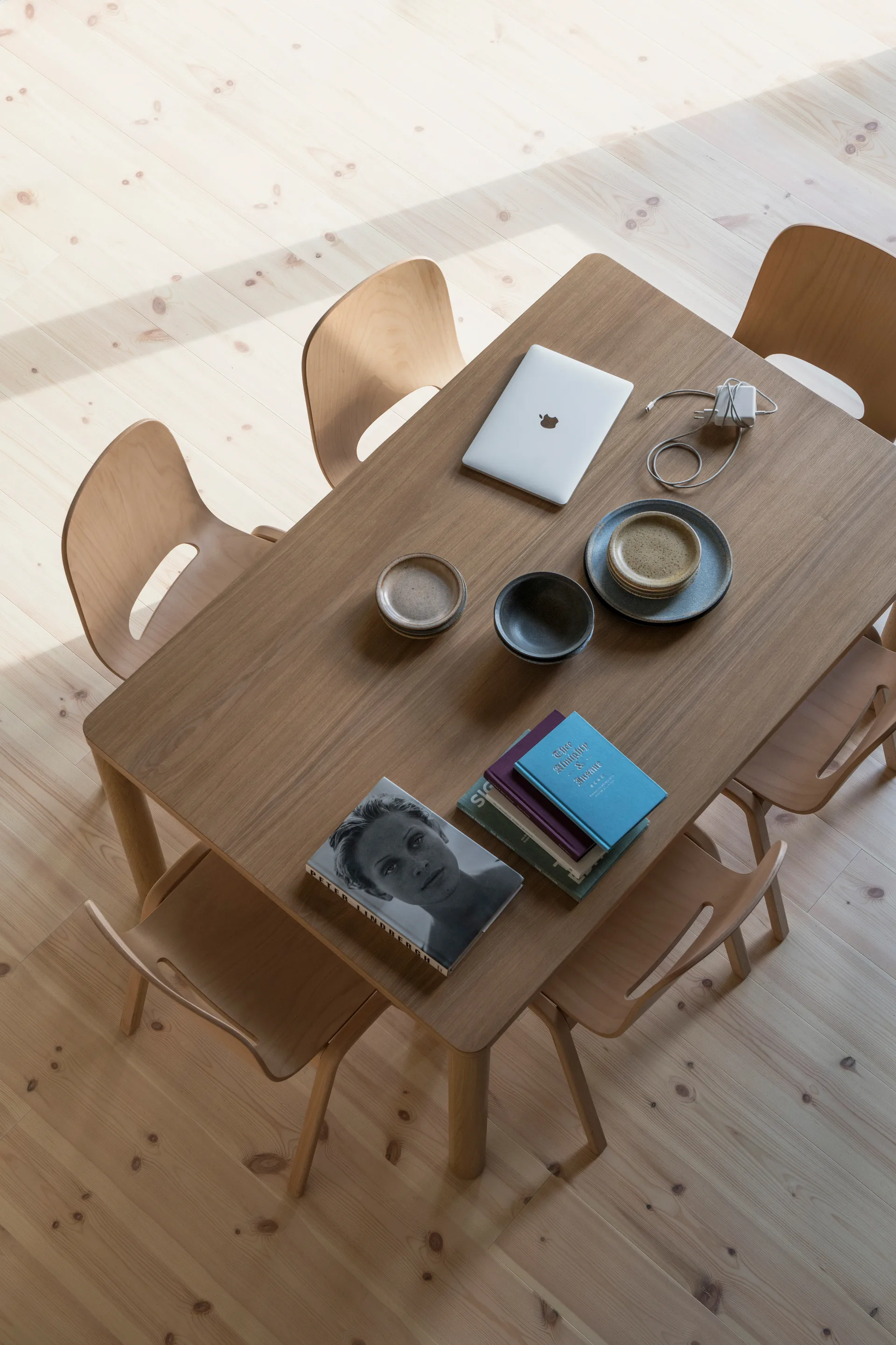 Touchwood stol, Bok Hem