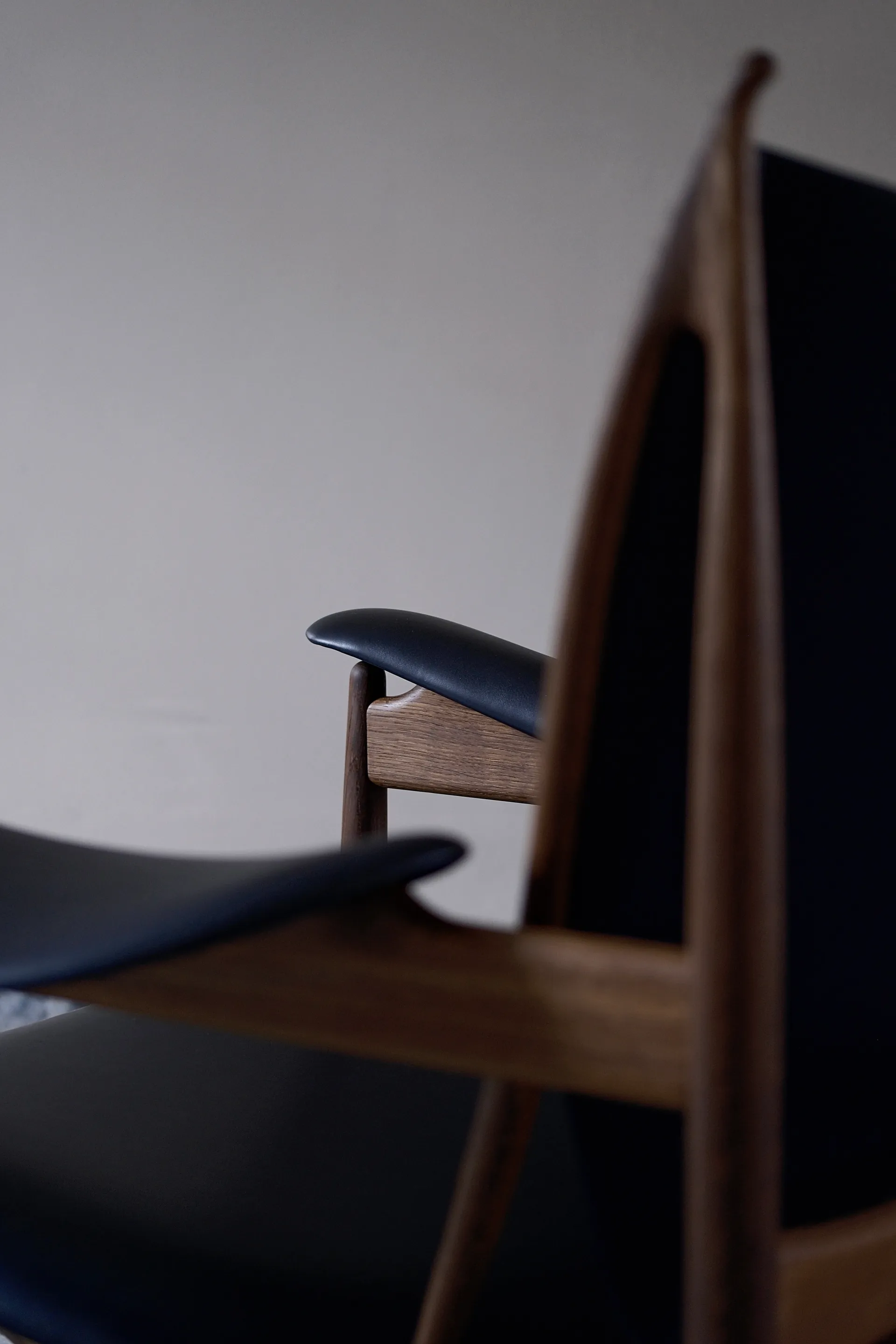 Chieftain chair fåtölj Jubileumsutgåva 75 år, Smoked oak nevada black NV0500S House of Finn Juhl