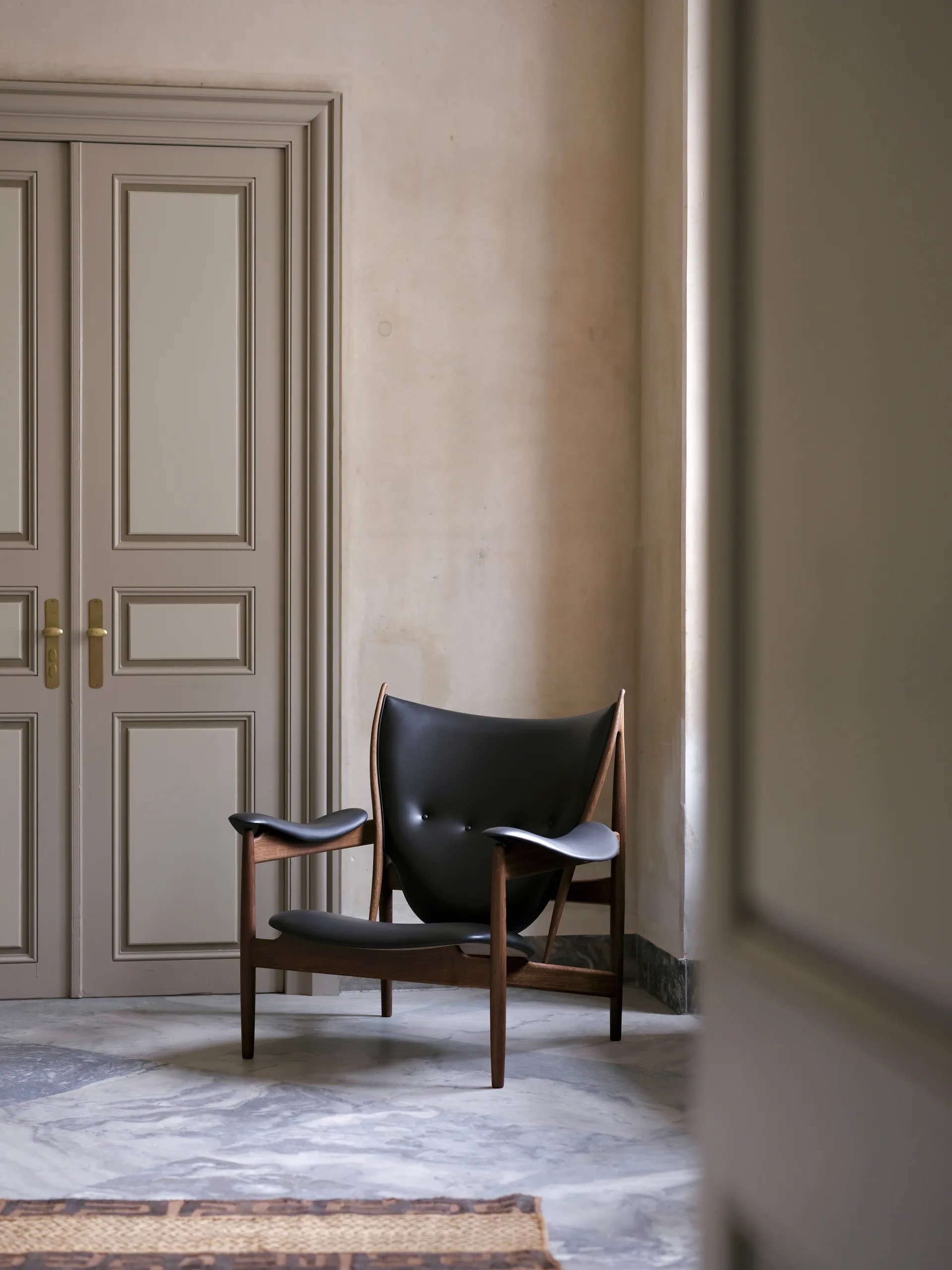 Chieftain chair fåtölj Jubileumsutgåva 75 år, Smoked oak nevada black NV0500S House of Finn Juhl