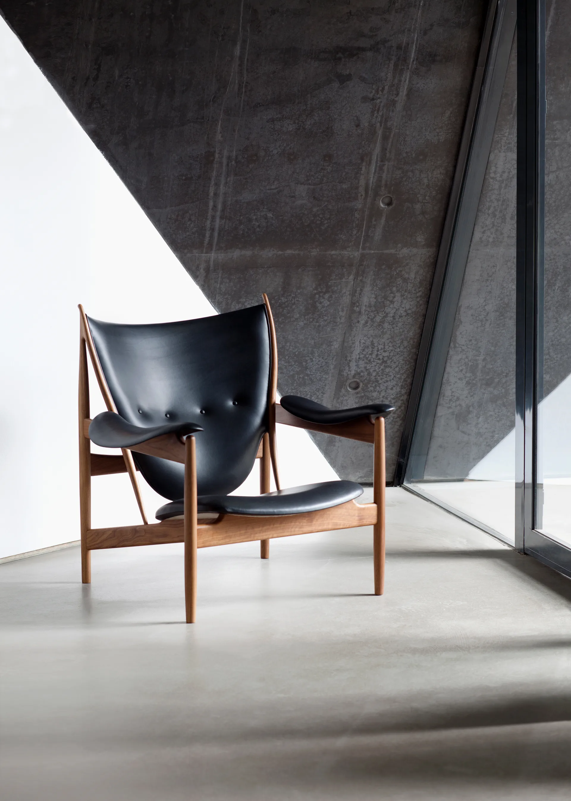 Chieftain chair fåtölj, Valnöt-Nevada Black NV0500S House of Finn Juhl