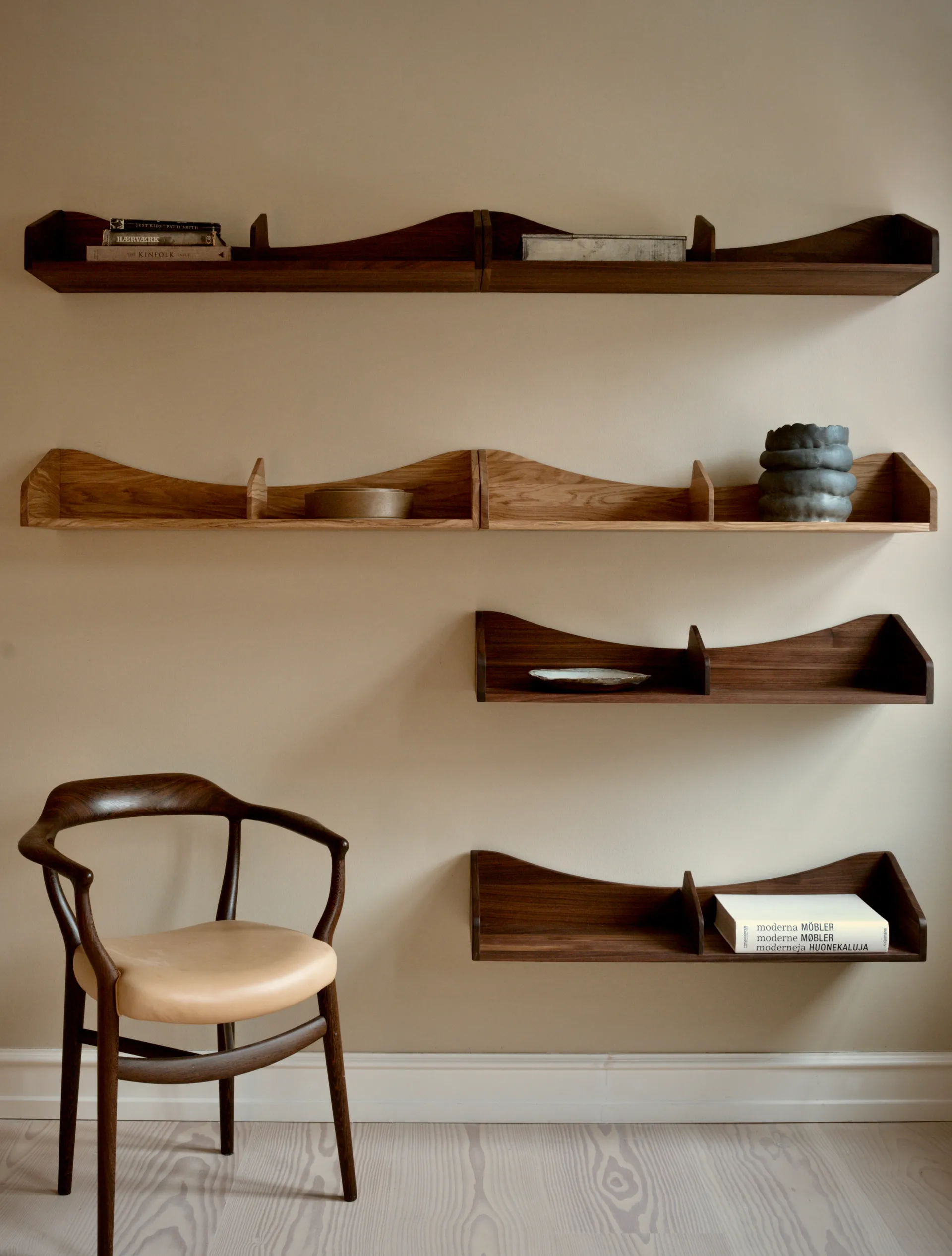 Hulsø Shelf vägghylla, Oak dark oil House of Finn Juhl