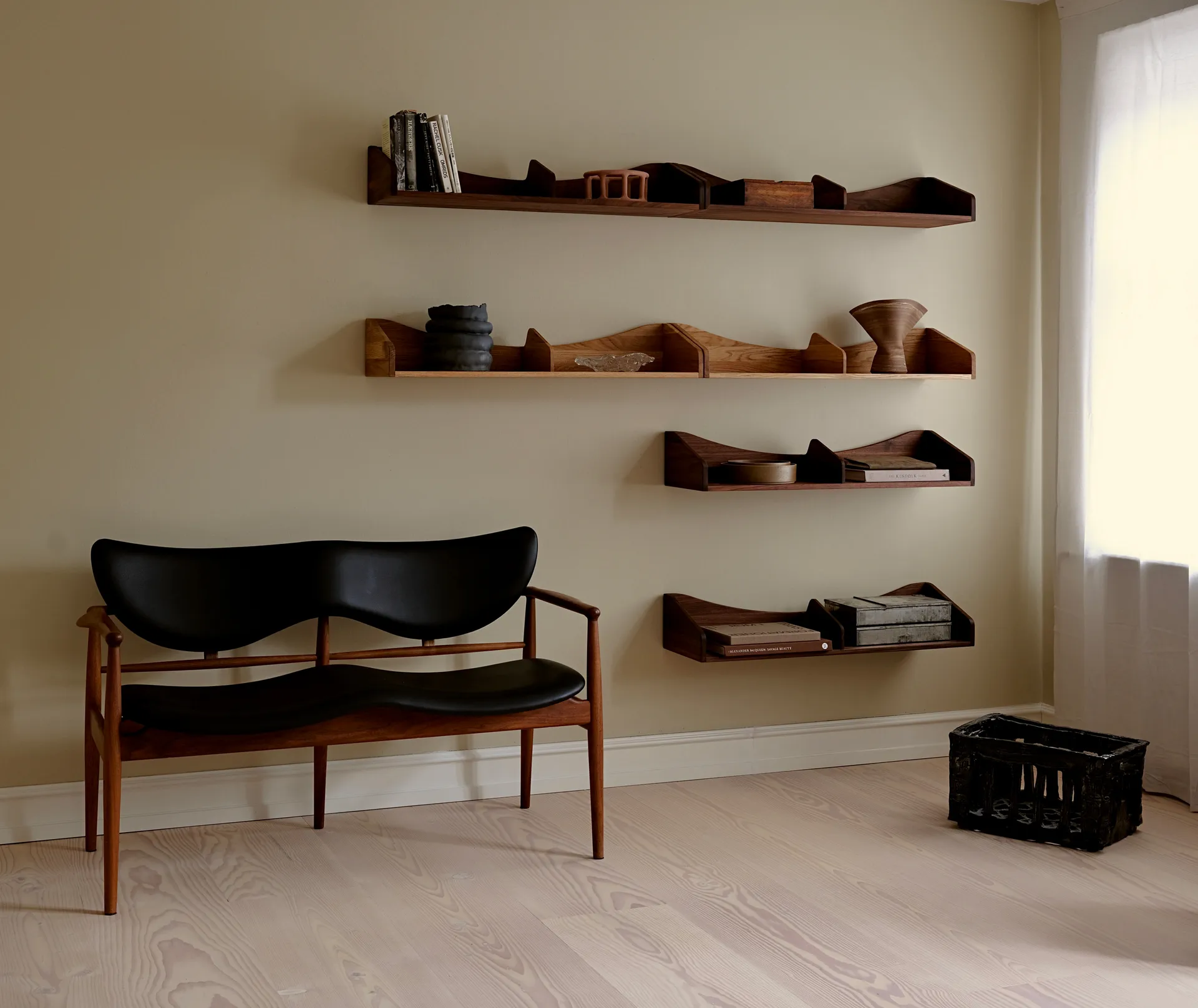 Hulsø Shelf vägghylla, Oak dark oil House of Finn Juhl