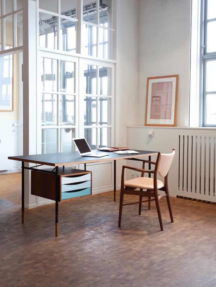 Nyhavn desk skrivbord med skrivbordslådor, valnöt/svart-kall färgskala House of Finn Juhl