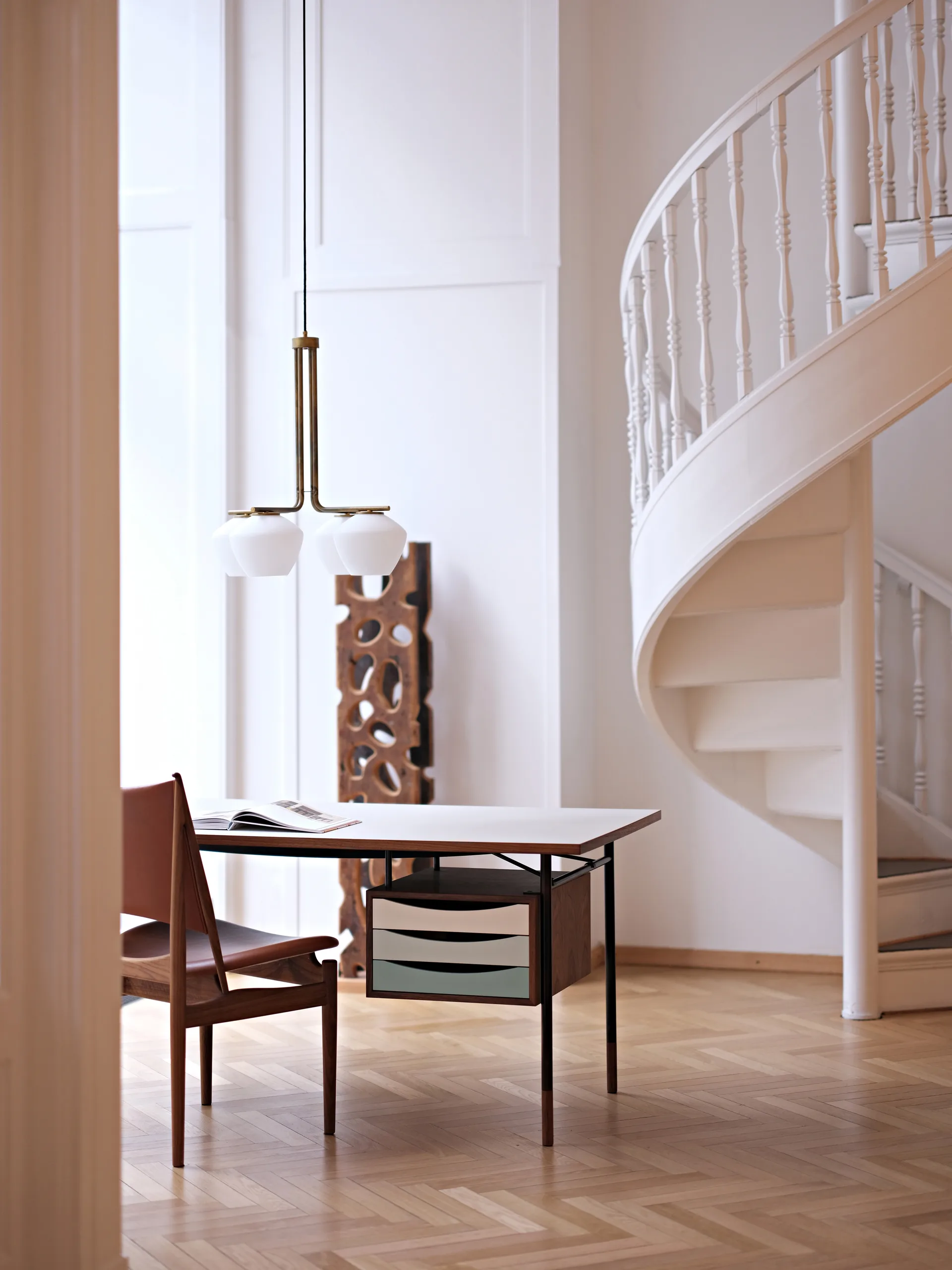 Nyhavn desk skrivbord med skrivbordslådor, valnöt/svart-kall färgskala House of Finn Juhl