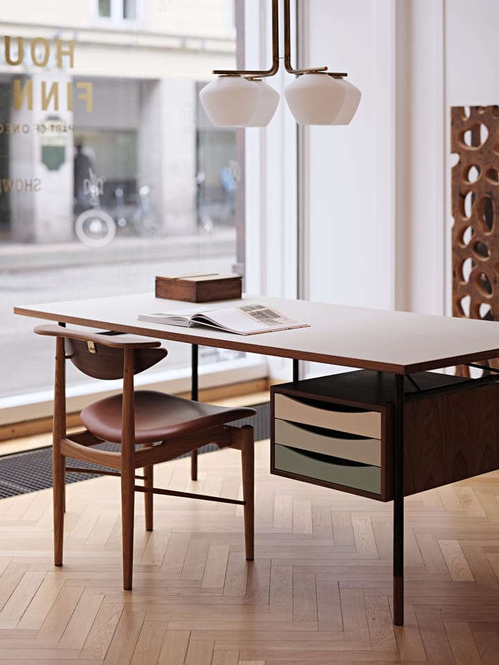 Nyhavn desk skrivbord med skrivbordslådor, valnöt/svart-kall färgskala House of Finn Juhl